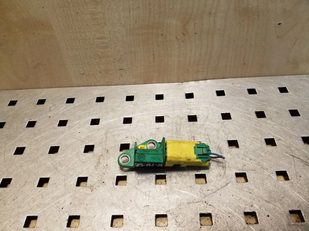 Drošības spilvenu trieciena sensors 1K0909606C