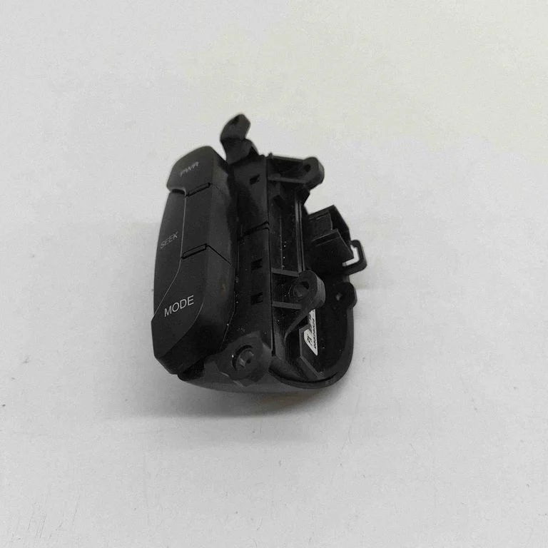 Steering wheel buttons/switches 96628528