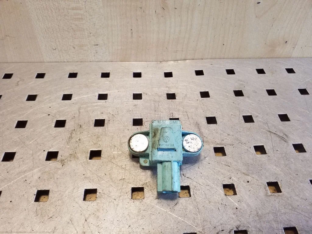 Drošības spilvenu trieciena sensors 4F0955557