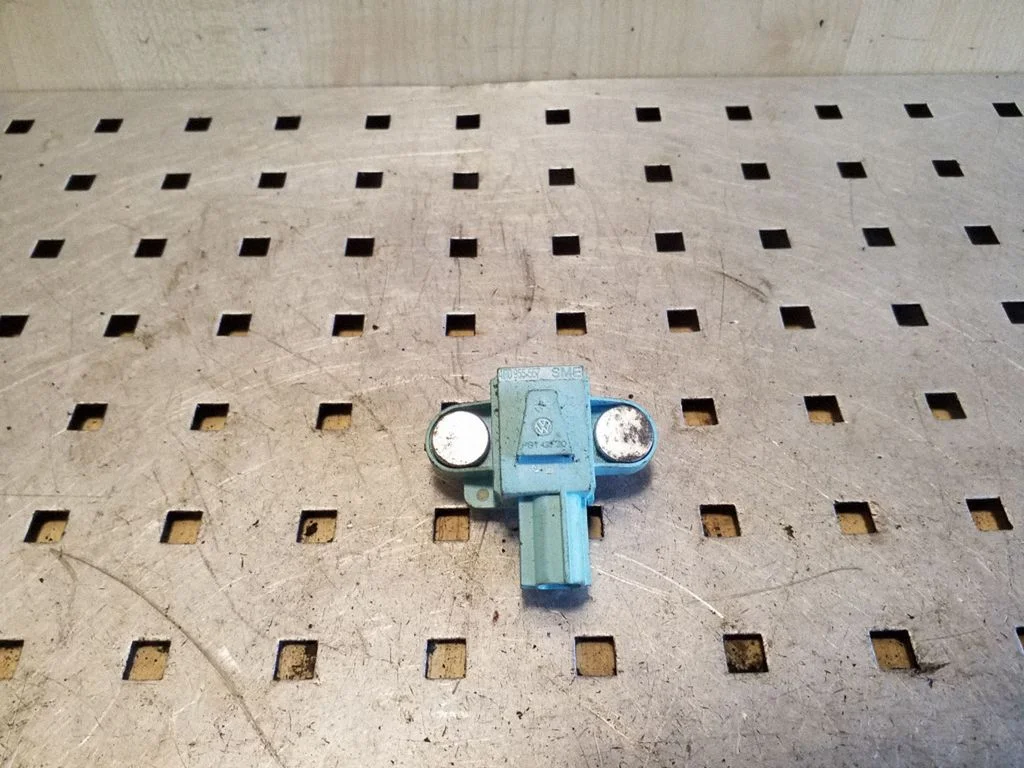 Drošības spilvenu trieciena sensors 4F0955557