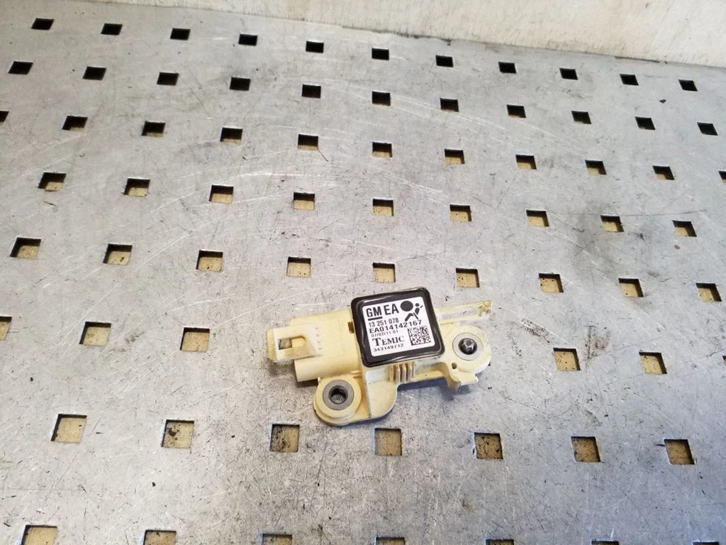 Airbag deployment crash/impact sensor – Opel Zafira C (2011-2019)
