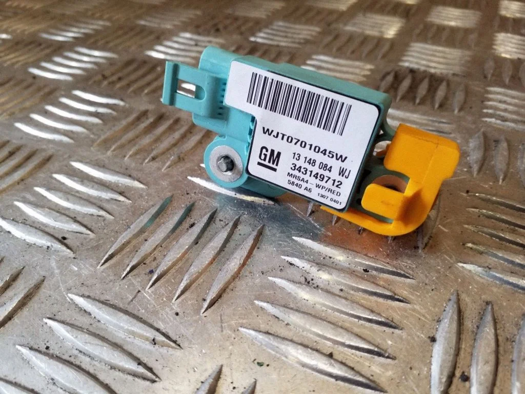Oro pagalvių smūgio daviklis