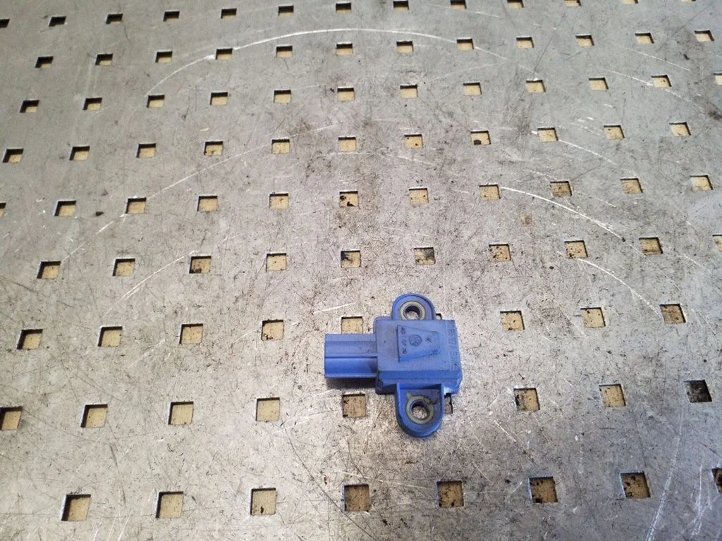 Drošības spilvenu trieciena sensors 1K0955557A