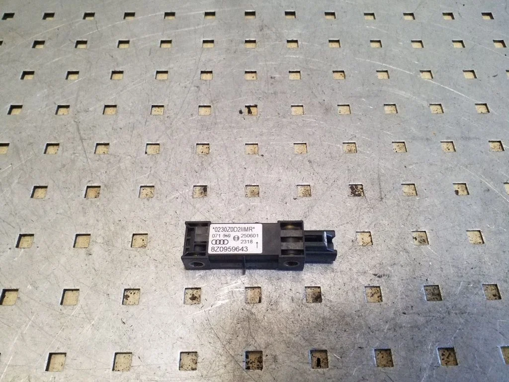 Drošības spilvenu trieciena sensors 8Z0959643