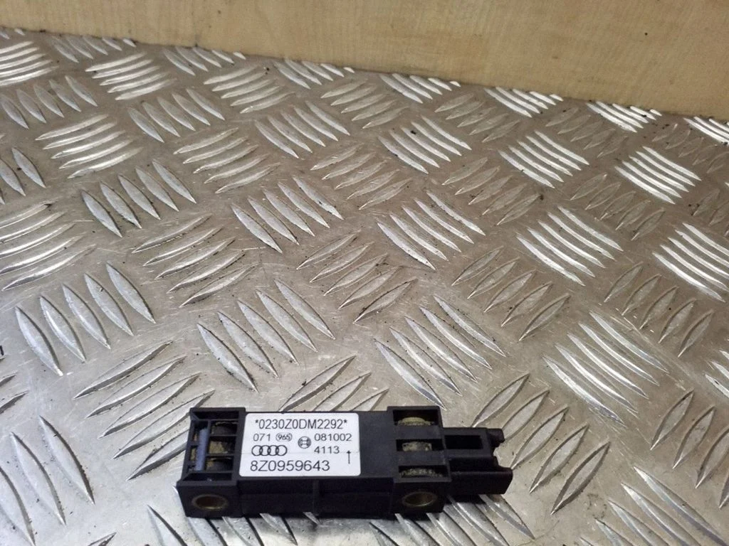 Drošības spilvenu trieciena sensors 8Z0959643