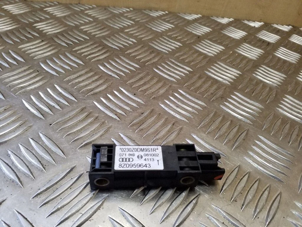 Drošības spilvenu trieciena sensors 8Z0959643
