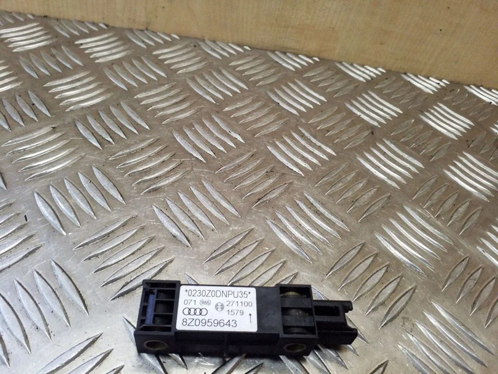 Drošības spilvenu trieciena sensors 8Z0959643
