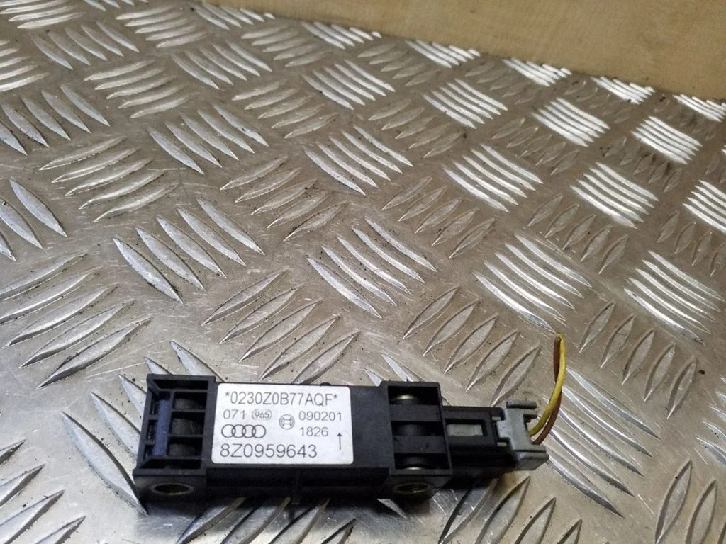 Drošības spilvenu trieciena sensors 8Z0959643