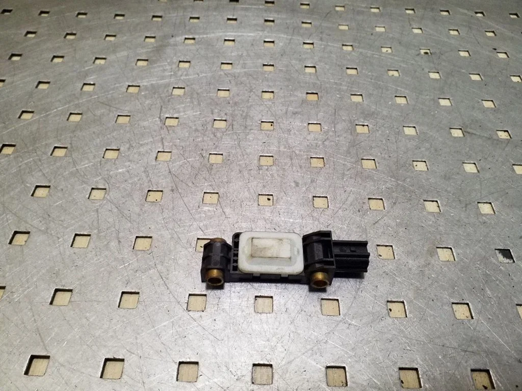 Drošības spilvenu trieciena sensors 8E0959643B