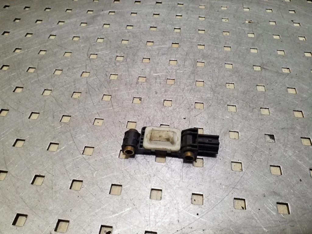 Drošības spilvenu trieciena sensors 8E0959643B