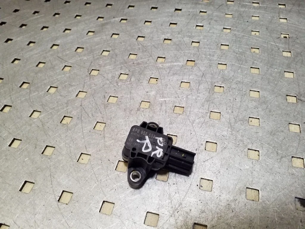 Drošības spilvenu trieciena sensors 8P0955557