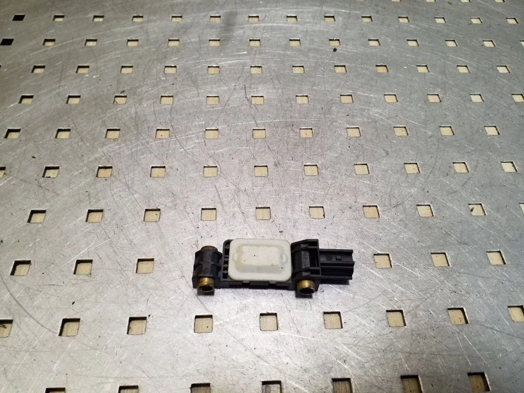 Drošības spilvenu trieciena sensors 8E0959643B