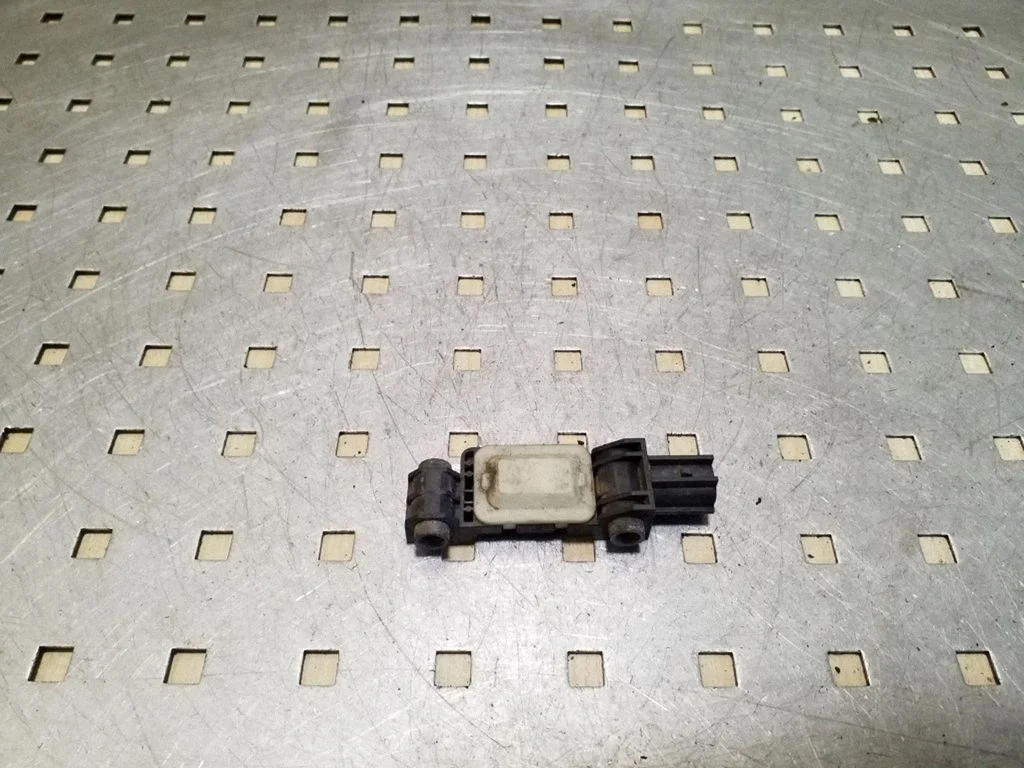 Drošības spilvenu trieciena sensors 8E0959651A