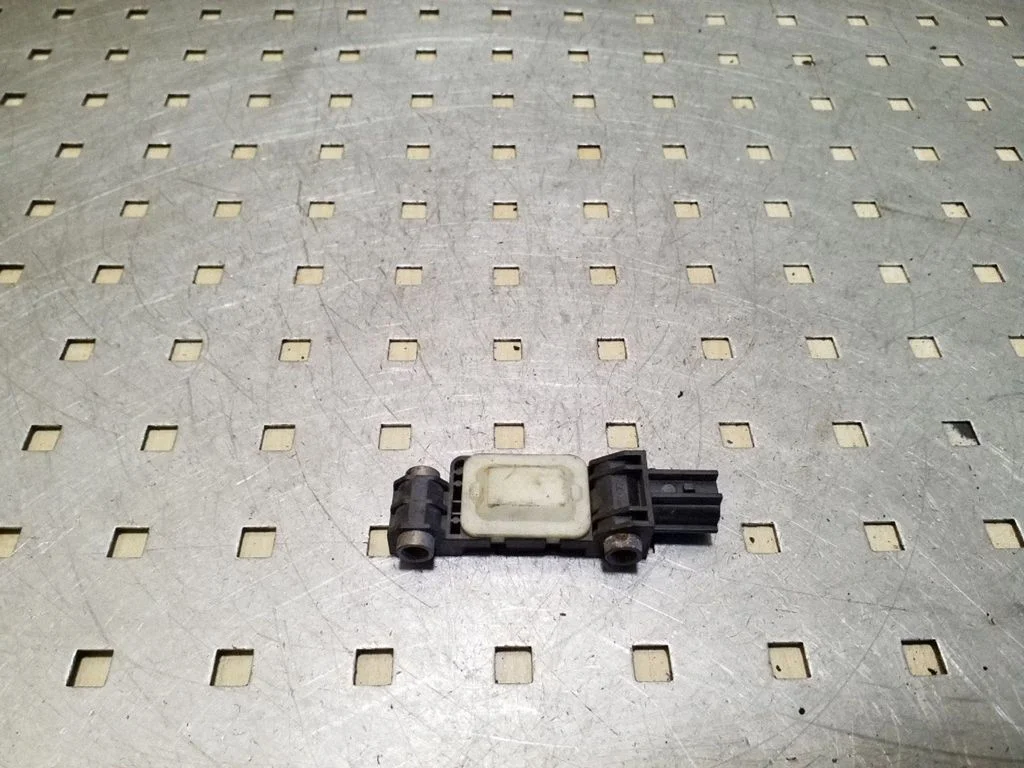 Drošības spilvenu trieciena sensors 8E0959651A