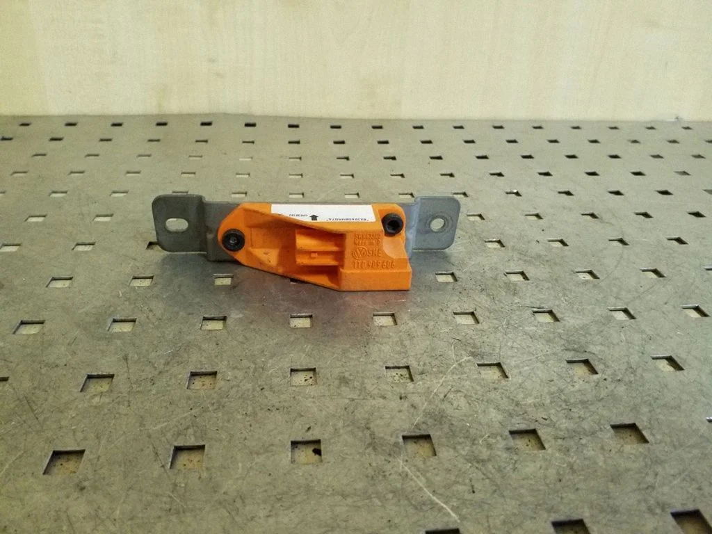 Drošības spilvenu trieciena sensors 1T0909606