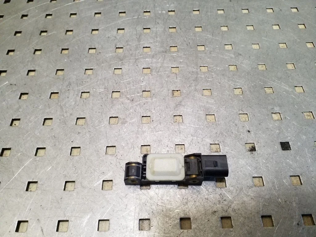 Drošības spilvenu trieciena sensors 7L0909606B