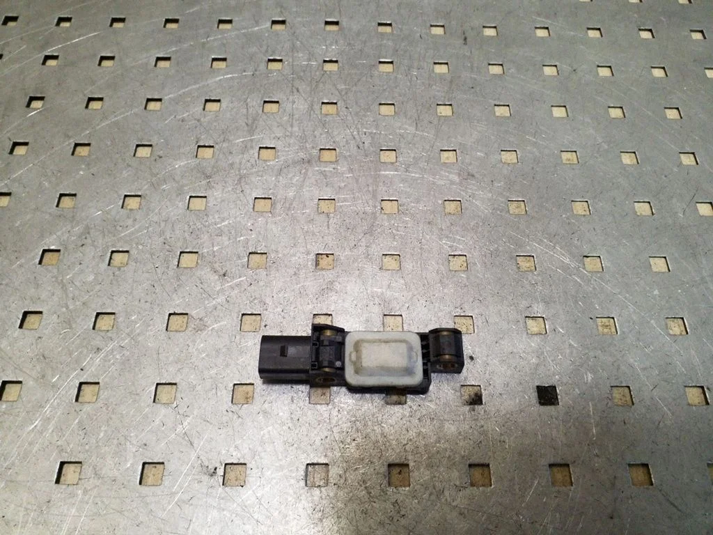 Drošības spilvenu trieciena sensors 4B0959643E