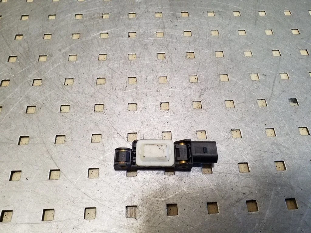 Drošības spilvenu trieciena sensors 7L0909606B