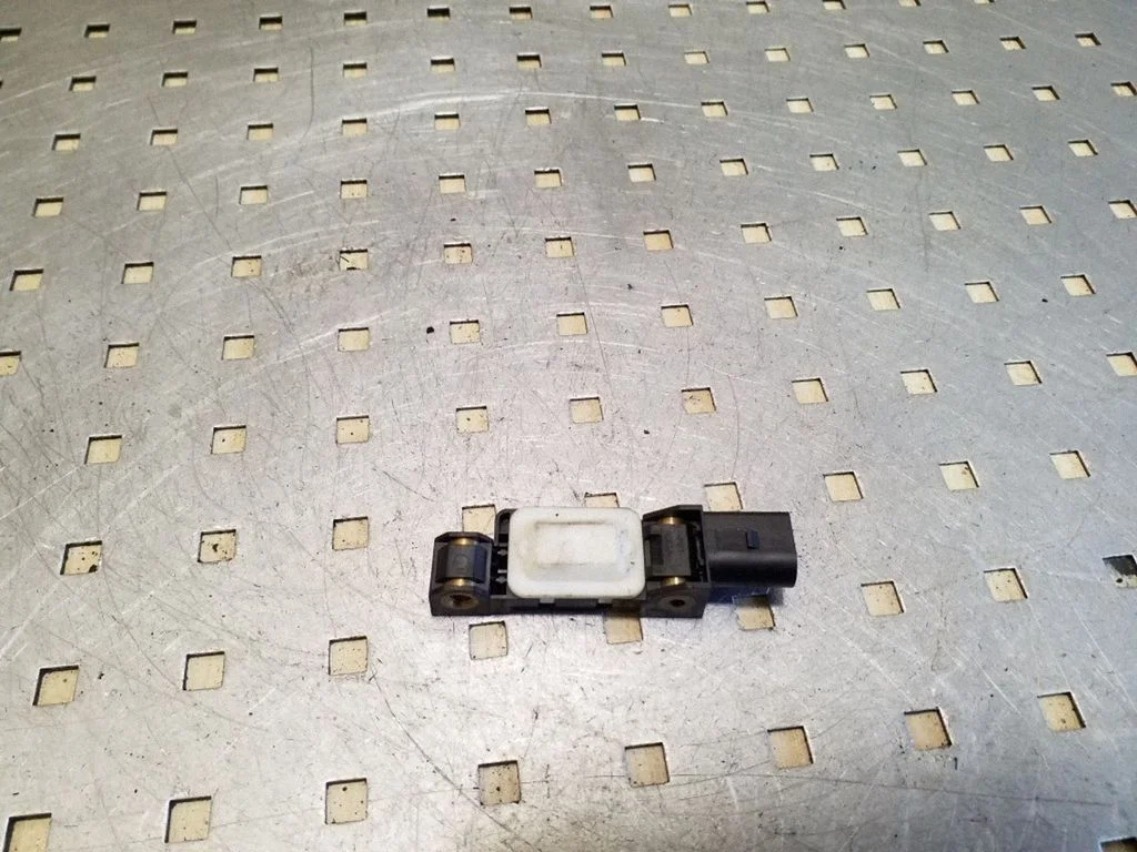 Drošības spilvenu trieciena sensors 7L0909606B