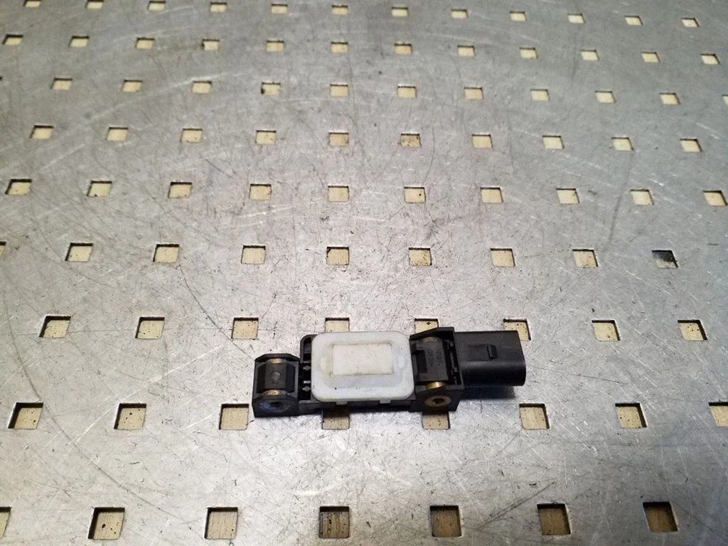 Drošības spilvenu trieciena sensors 7L0909606B