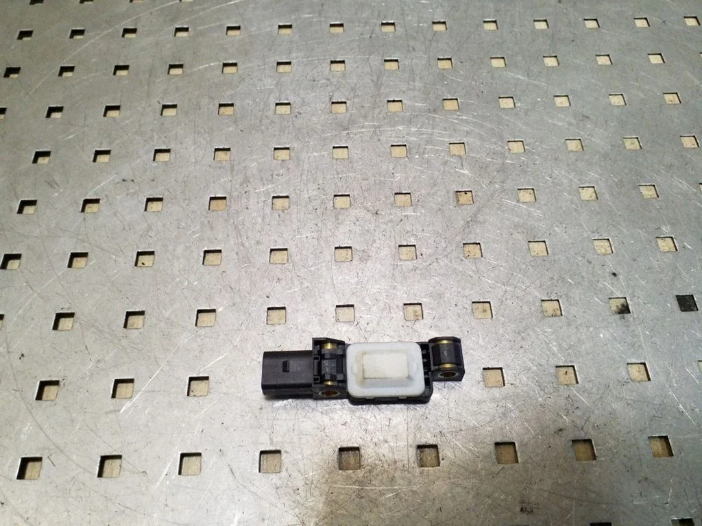 Drošības spilvenu trieciena sensors 4B0959643E