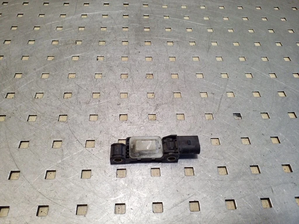 Drošības spilvenu trieciena sensors 7L0909606C