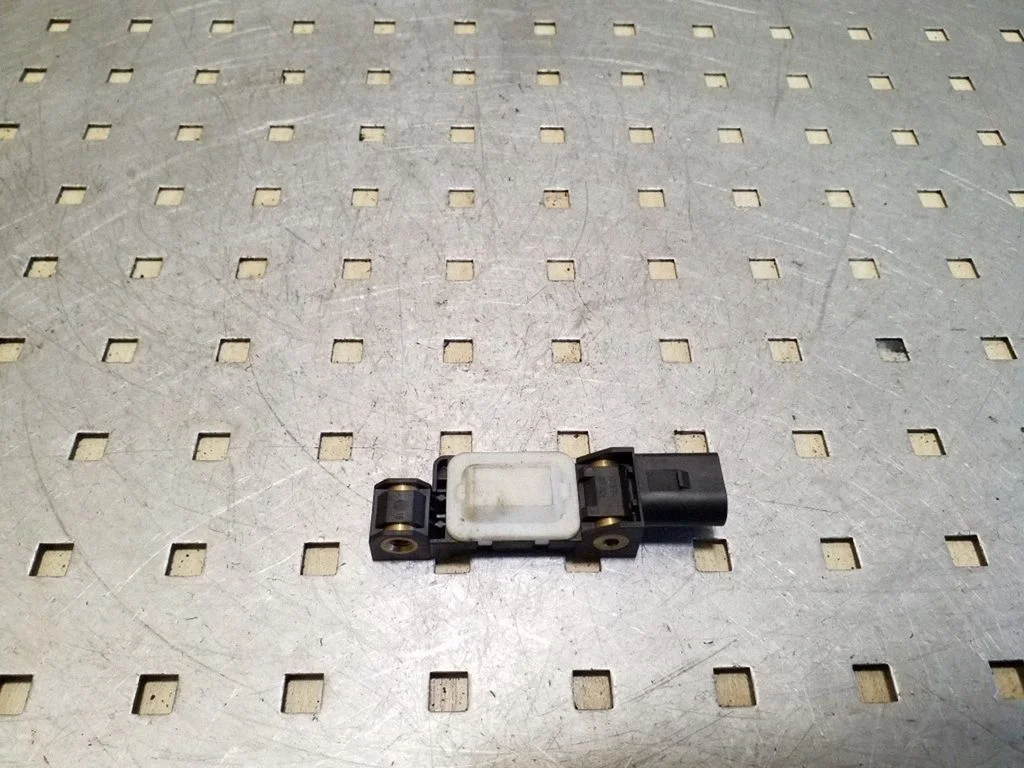 Drošības spilvenu trieciena sensors 7L0909606B