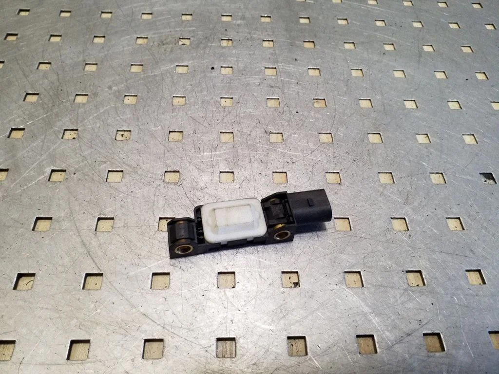 Drošības spilvenu trieciena sensors 4B0959643E