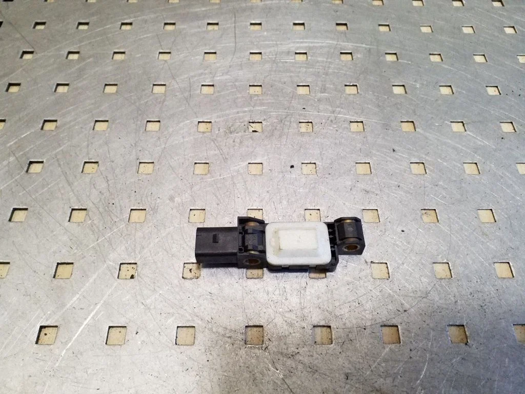 Drošības spilvenu trieciena sensors 4B0959643E