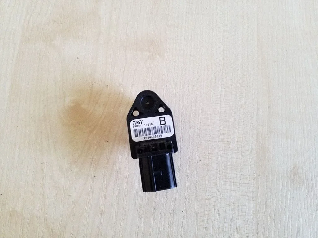 Drošības spilvenu trieciena sensors 8983105010
