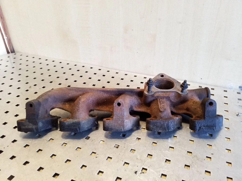 Exhaust manifold – Volvo V70 (2000-2004)