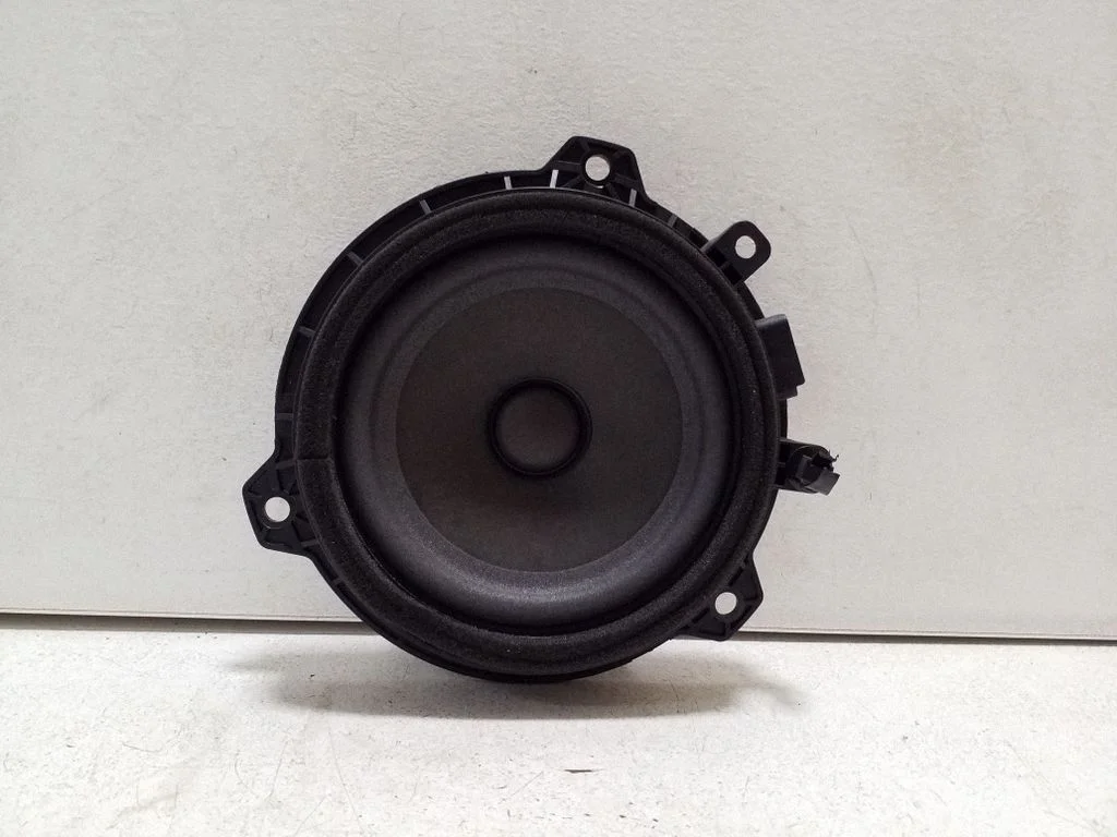 Skaļrunis (-ņi) aizmugurējās durvīs 96330H8000