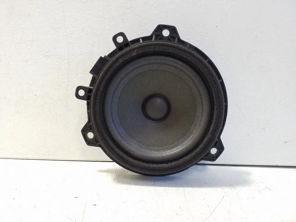 Skaļrunis (-ņi) aizmugurējās durvīs 96330H8000