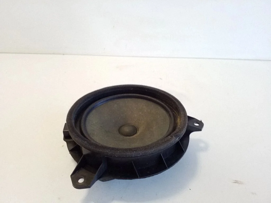 Skaļrunis (-ņi) aizmugurējās durvīs 861600K430