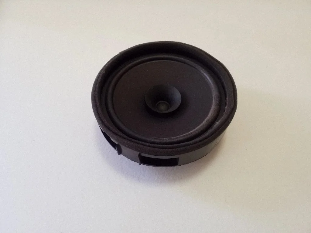 Skaļrunis (-ņi) aizmugurējās durvīs 8720A147
