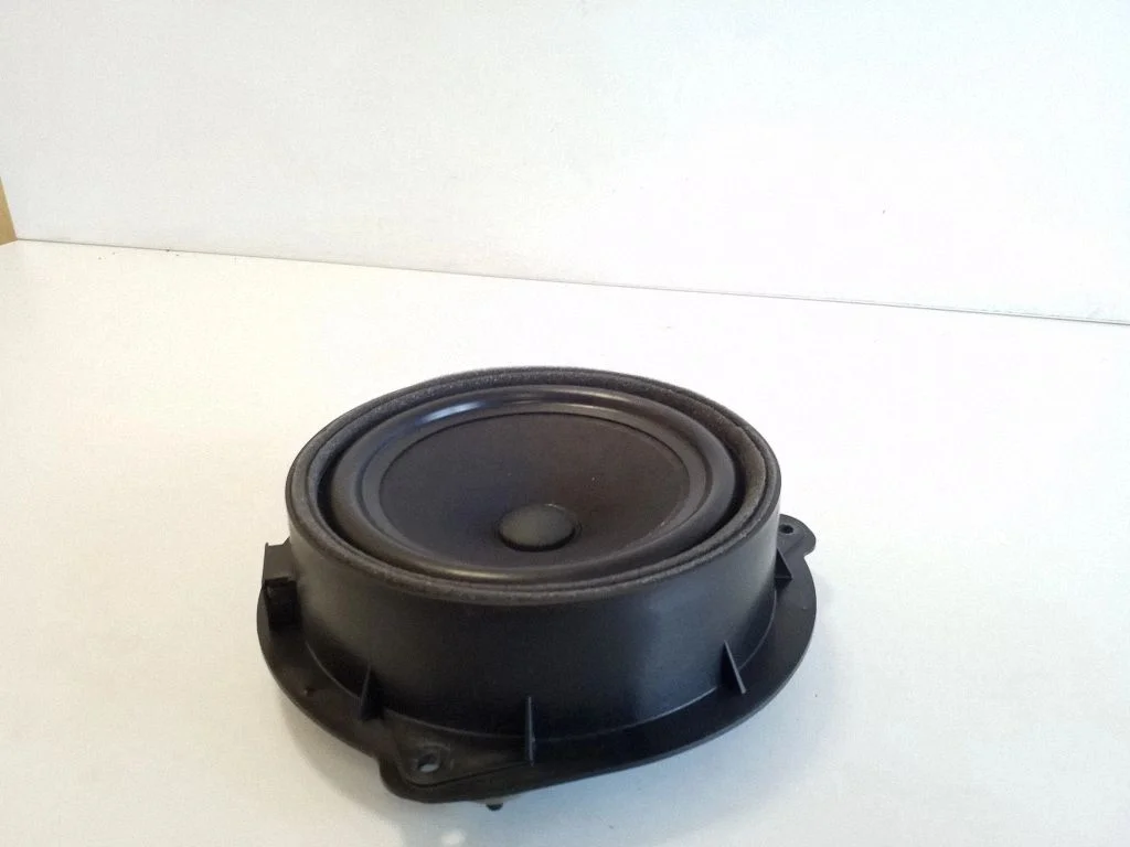 Skaļrunis (-ņi) aizmugurējās durvīs 83A035411