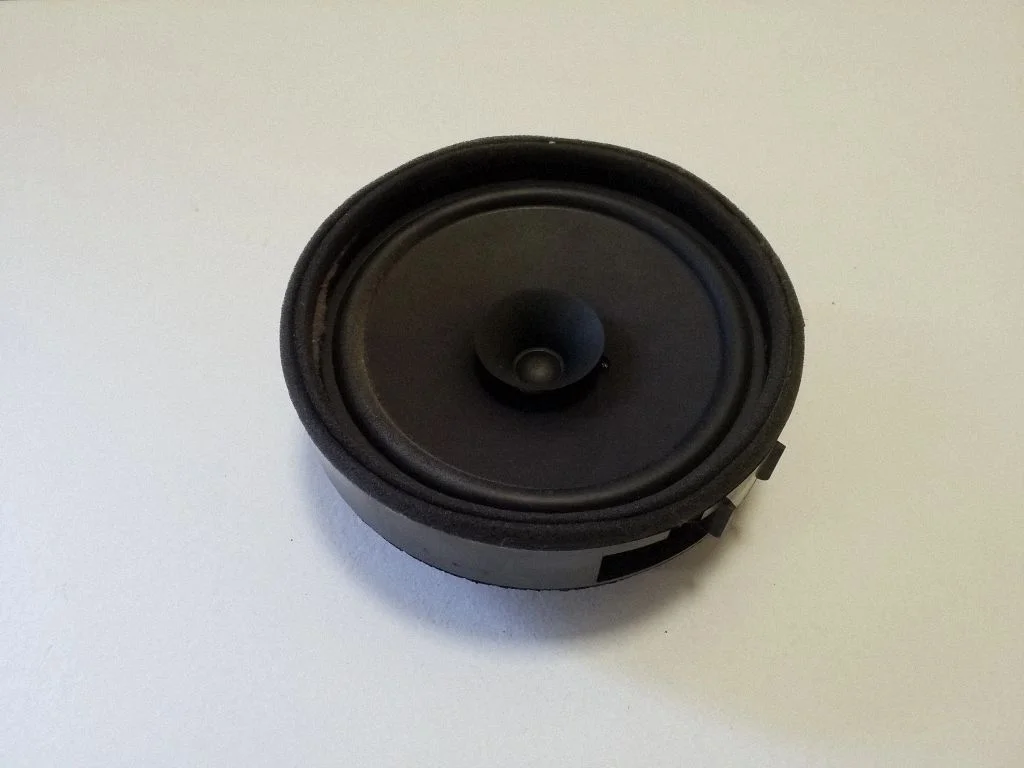 Skaļrunis (-ņi) aizmugurējās durvīs 8720A147