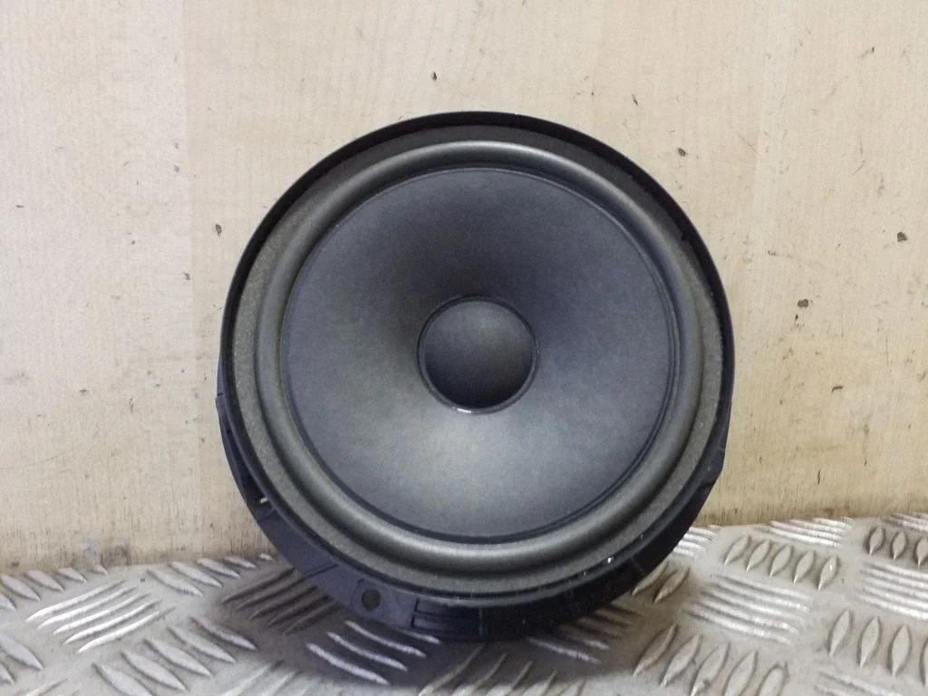 Skaļrunis (-ņi) aizmugurējās durvīs 3C8035453