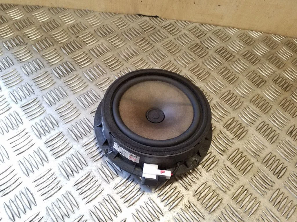 Skaļrunis (-ņi) aizmugurējās durvīs 963302P800
