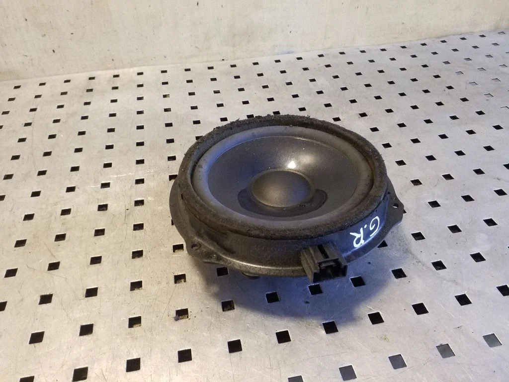 Skaļrunis (-ņi) aizmugurējās durvīs 6M2T18808FC