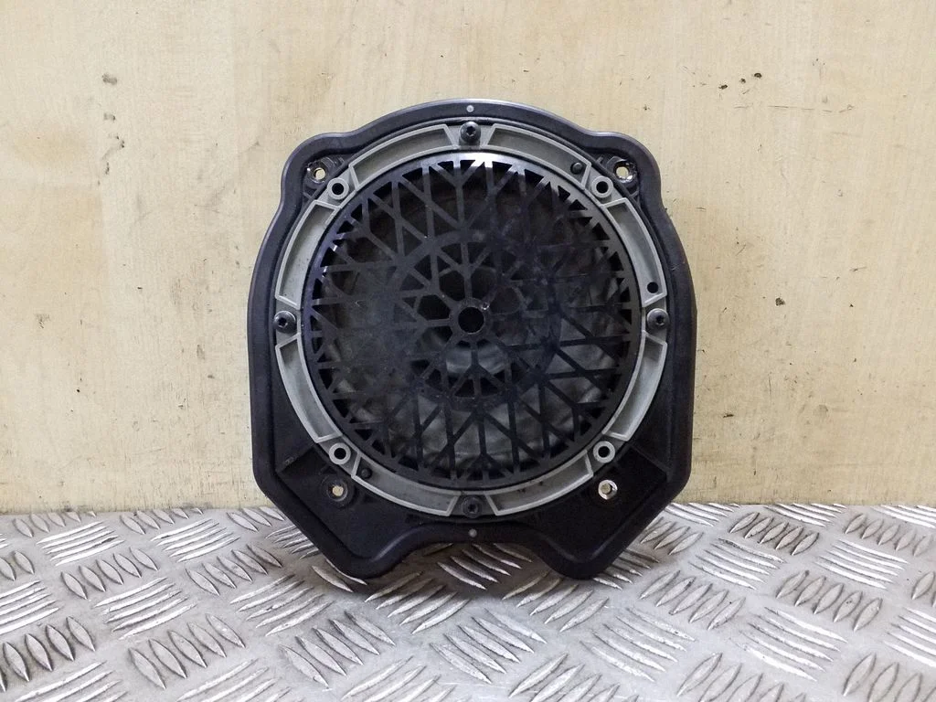 Skaļrunis (-ņi) aizmugurējās durvīs 9664955980