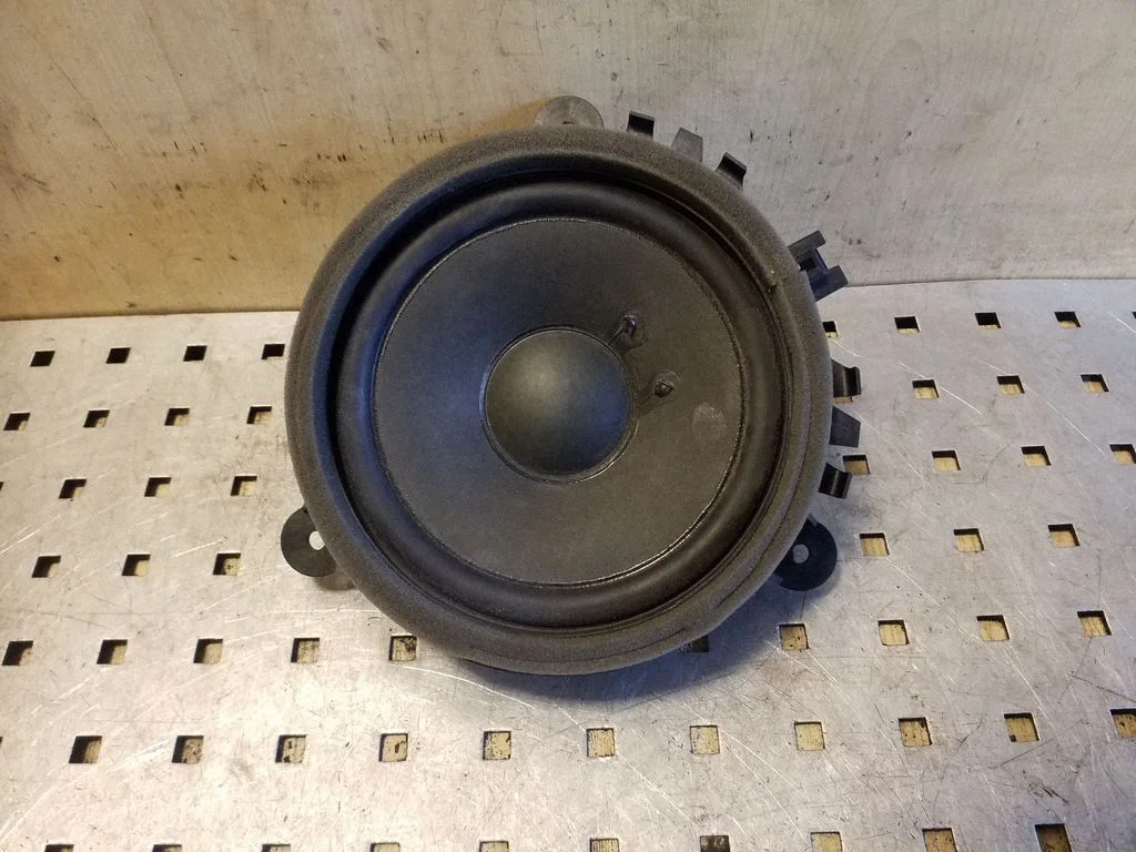 Skaļrunis (-ņi) aizmugurējās durvīs 30657445