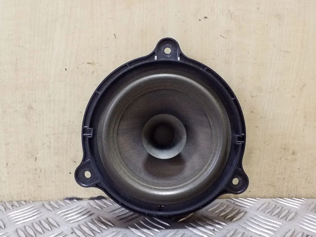 Skaļrunis (-ņi) aizmugurējās durvīs 28156AV700