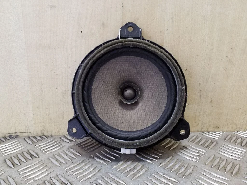 Rear door speaker – Toyota Corolla Verso AR10 (2004-2009)
