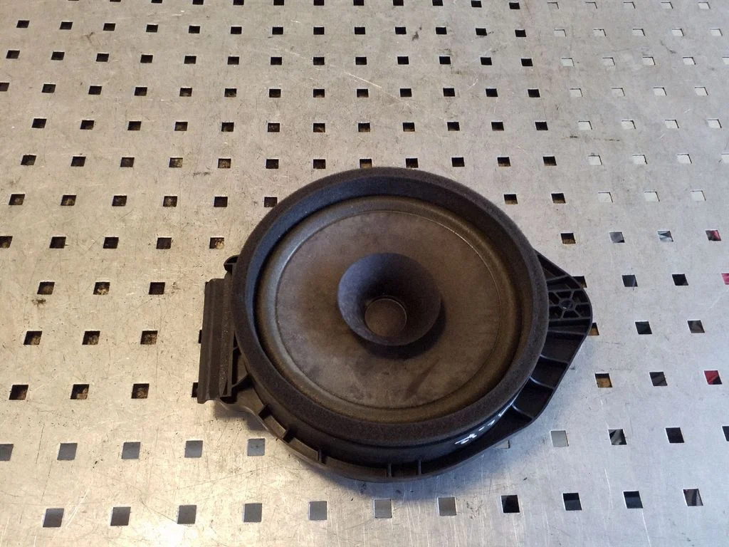 Tagaukse kõlar(id) 22759401