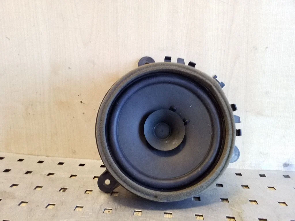 Skaļrunis (-ņi) aizmugurējās durvīs 30657444