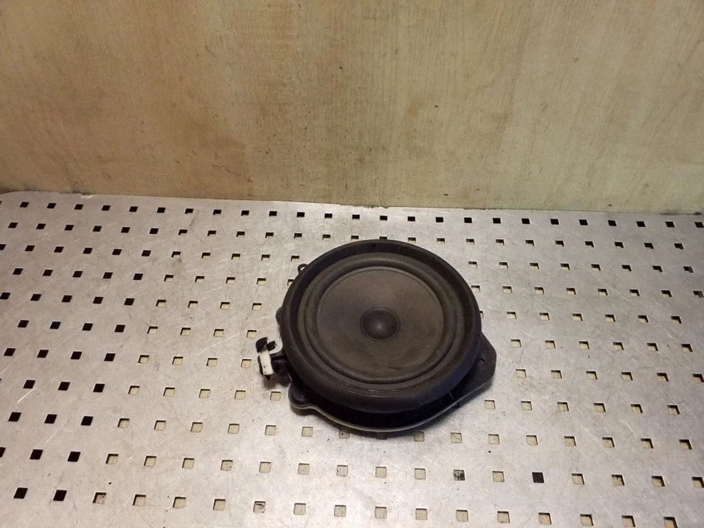 Tagaukse kõlar(id) 8E0035411