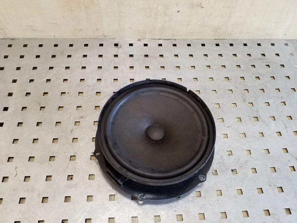 Tagaukse kõlar(id) 3T0035411A
