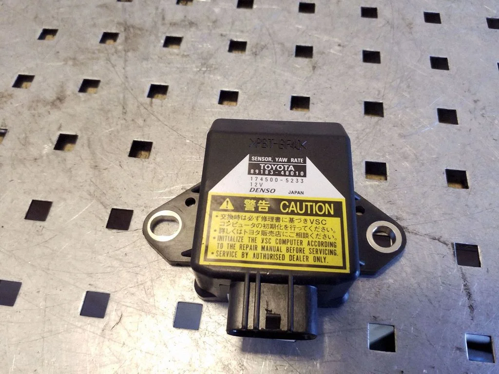 ESP (stabiilsussüsteemi) andur (pöördekiirusandur) – Toyota RAV 4 (XA20) (2000-2005)