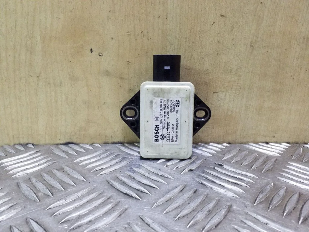ESP (stabilitātes sistēmas) sensors (paātrinājuma sensors) 8E0907637B